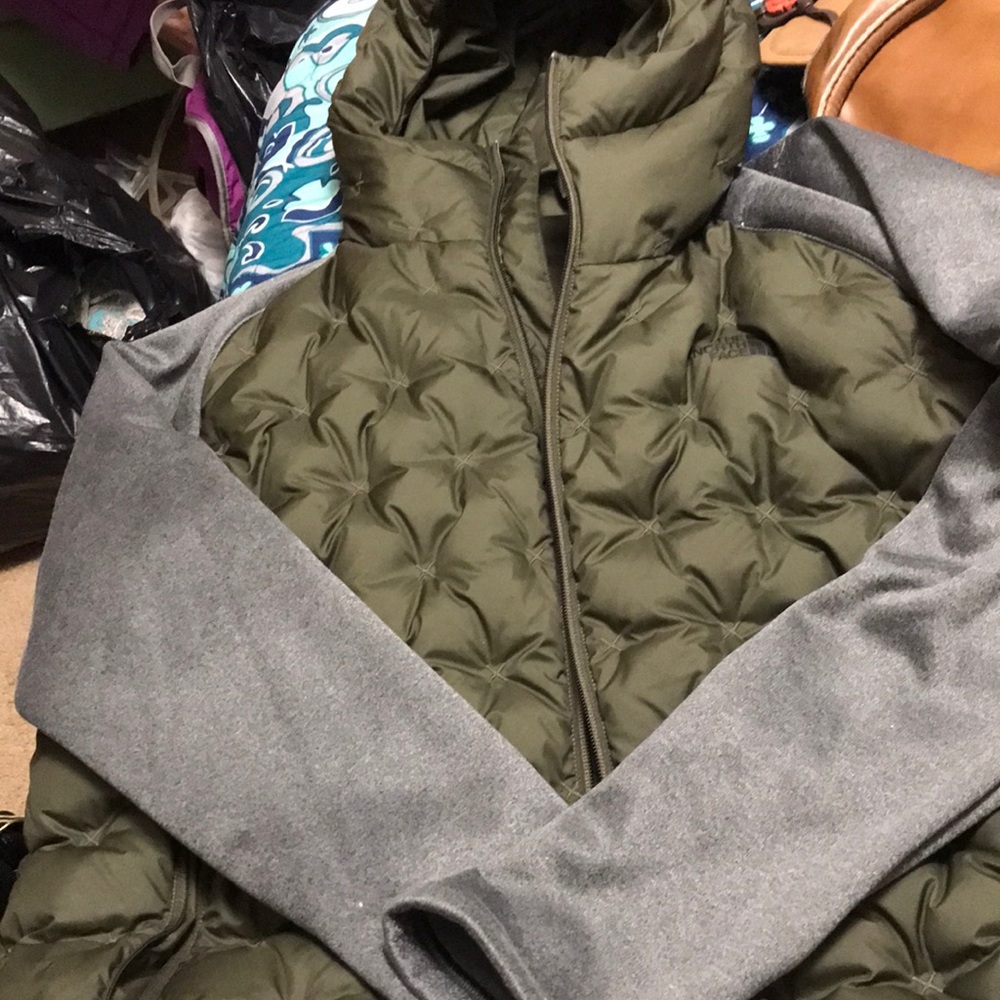 EXLRGE north face 75% down 25%feathers. 100% polyester sleeves